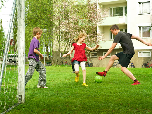 Barn som spelar fotboll